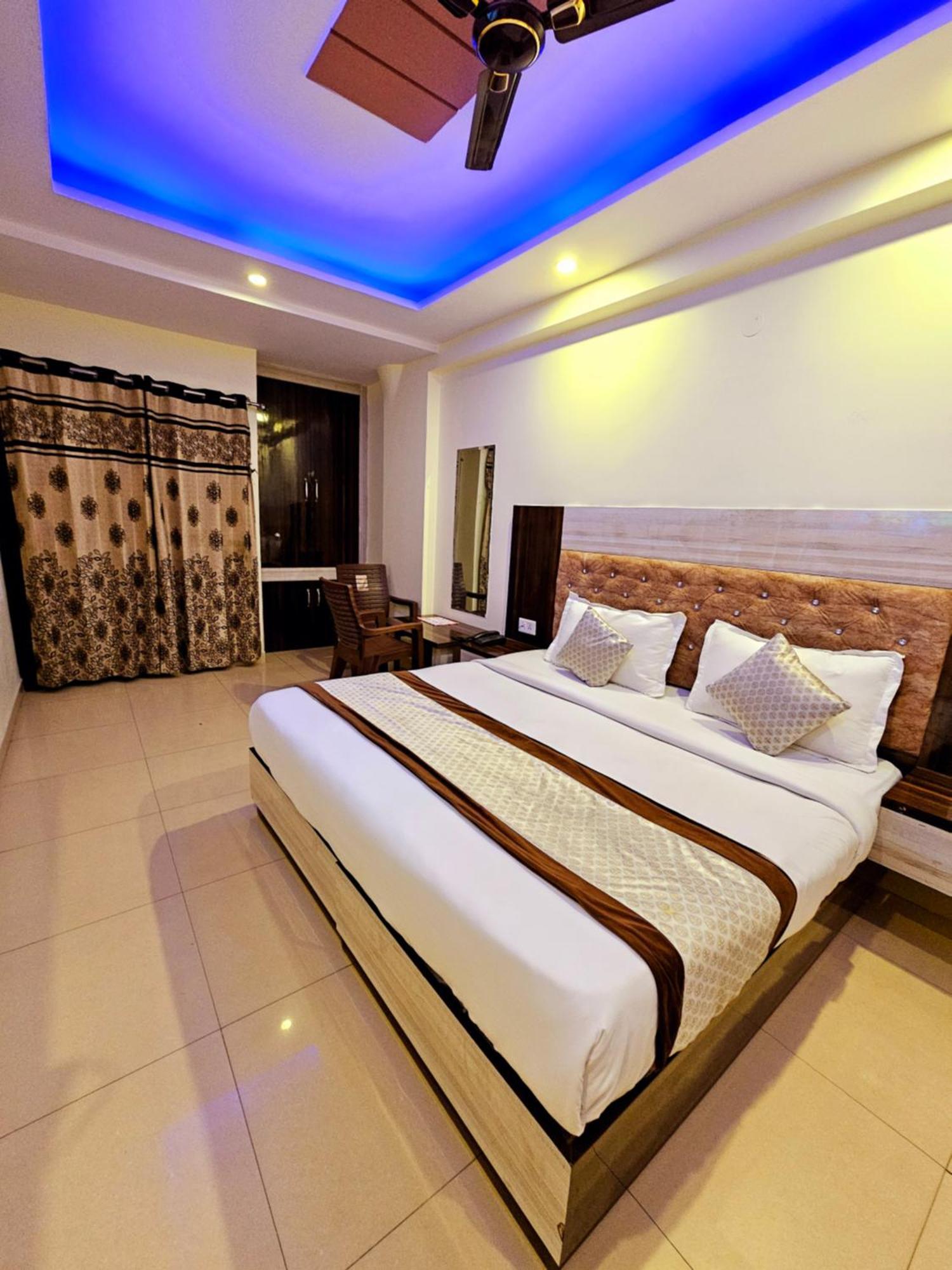 Hotel Crystal Inn Plaza Delhi Airport Ню Делхи Екстериор снимка